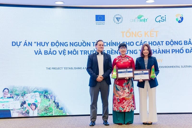 Dai-ichi Life Việt Nam vinh dự được trao Chứng nhận của Phái đoàn Liên Minh Châu Âu tại Việt Nam về đóng góp bảo vệ môi trường và thúc đẩy tăng trưởng xanh bền vững